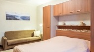 просторная двуспальная кровать в  однокомнатной квартире в Санкт-Петербурге